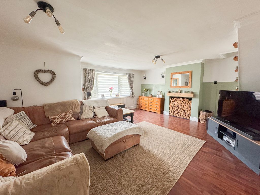 Property photo 2 of 28