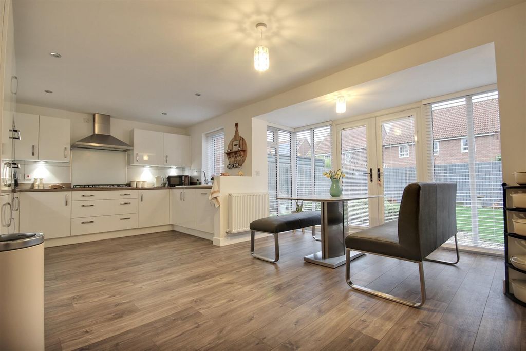 Property photo 2 of 19 Lawrance Av (8).Jpg