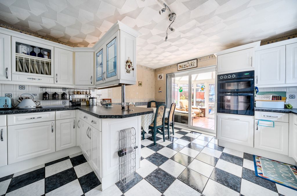 Property photo 3 of 17 1401803-27-696E06...