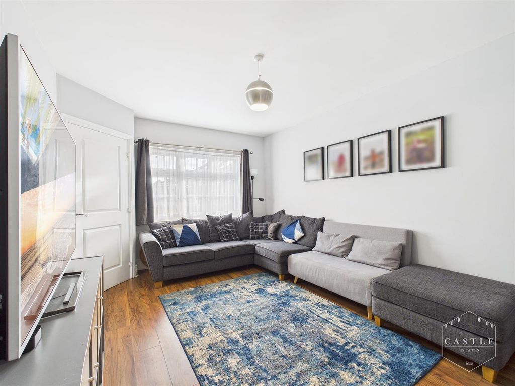 Property photo 2 of 17 Lounge