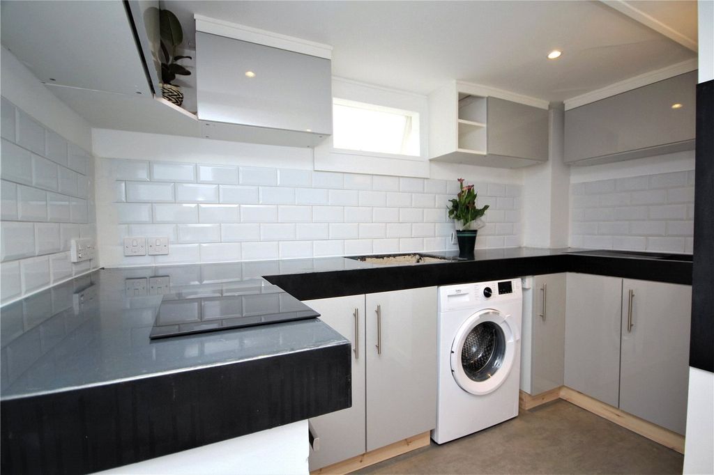 Property photo 3 of 9 Kitchenette