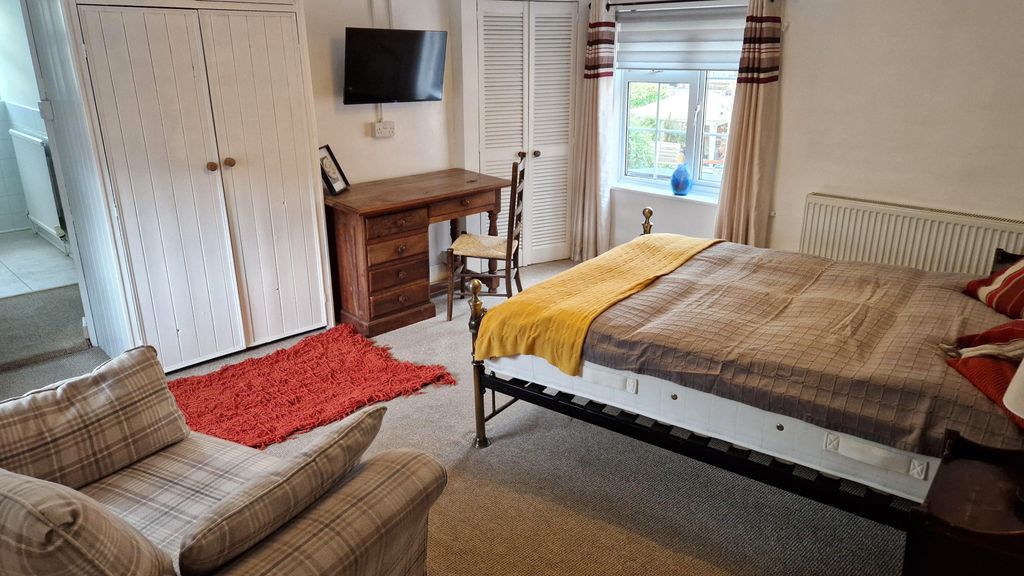 Property photo 2 of 8 Private Bedroom