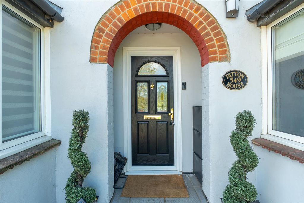 Property photo 2 of 27 London Road25.Jpg