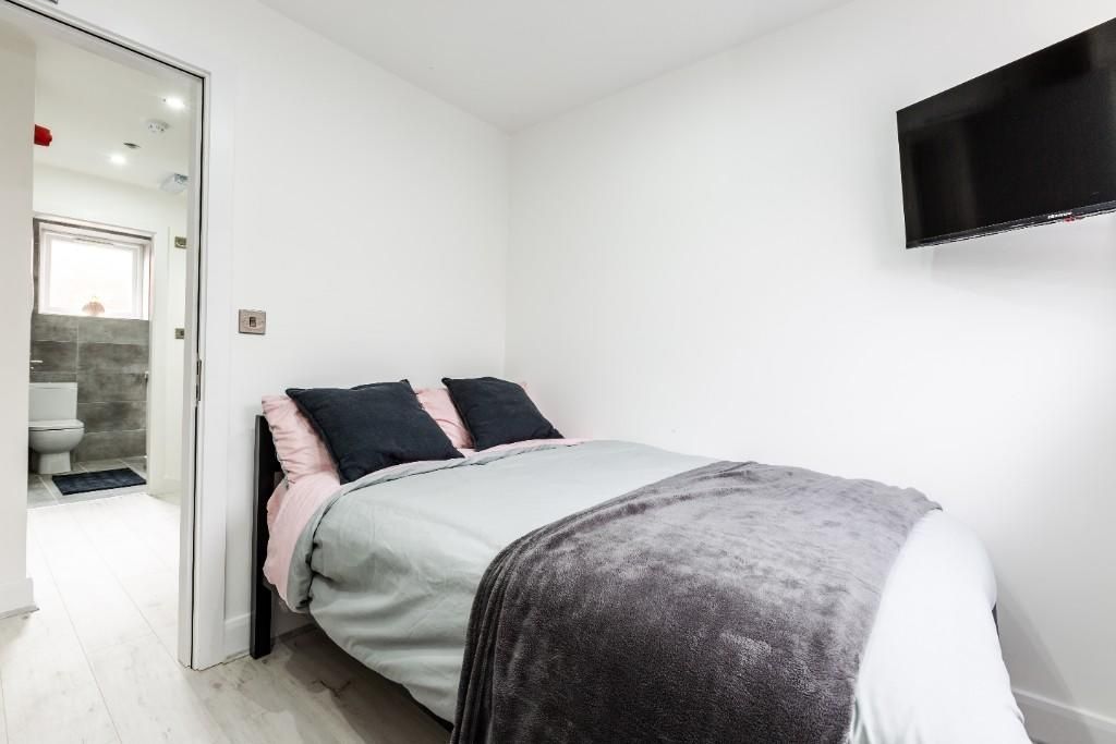 Property photo 1 of 15 A Bright And Modern Master Bedroom Featuring A Spa...