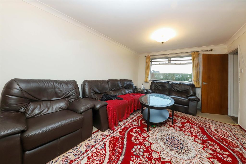 Property photo 3 of 11 Living/Dining Room