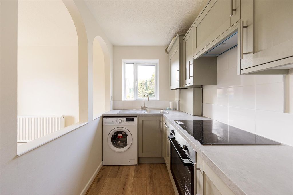Property photo 3 of 24 Wiseman Road, E10