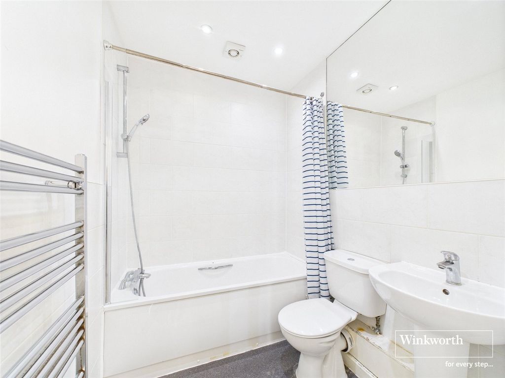 Property photo 2 of 9 Bathroom