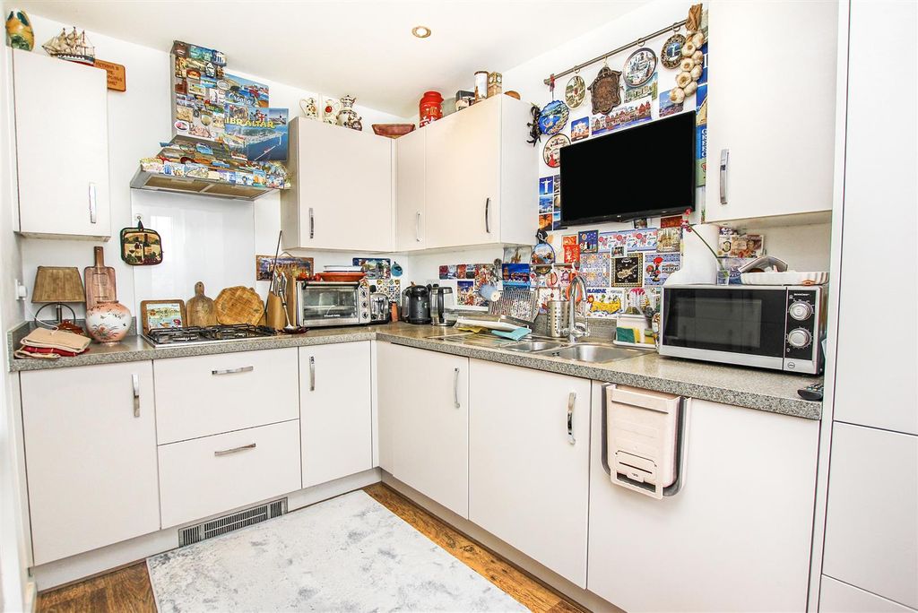 Property photo 3 of 14 Kitchen