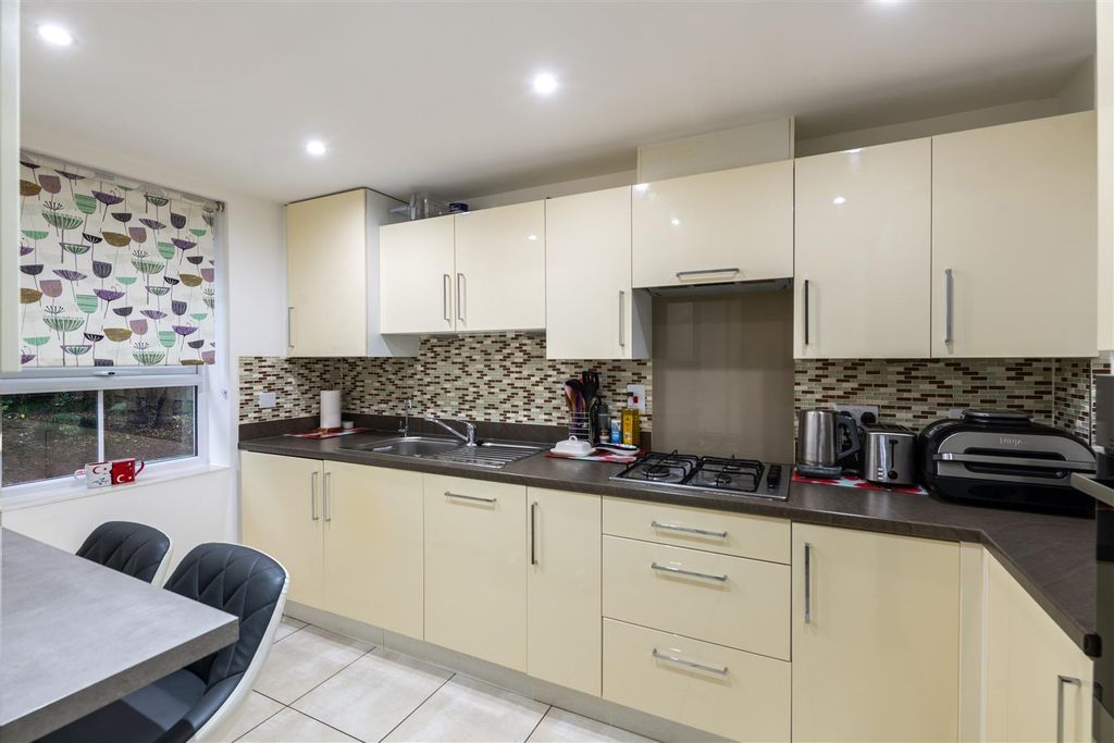 Property photo 3 of 12 7 Witney Road Internals-7.Jpg