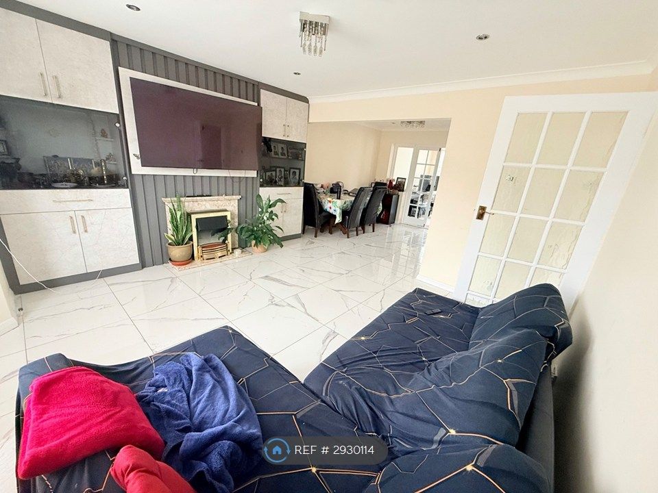 Property photo 3 of 19 Living Room