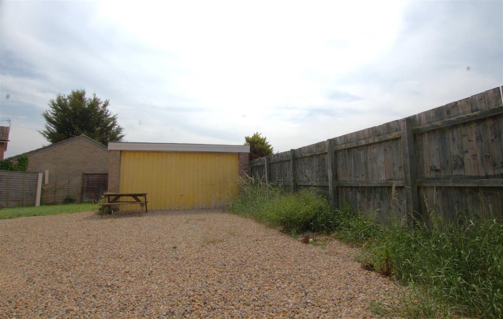 Property photo 2 of 8 Side Garden