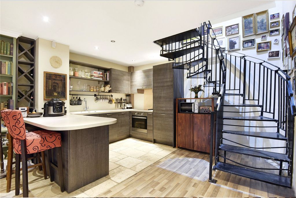 Property photo 3 of 19 Kitchen