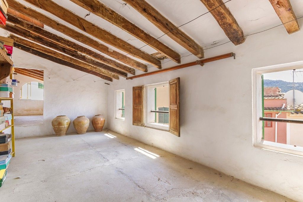 Property photo 1 of 20 Attic Room (2)