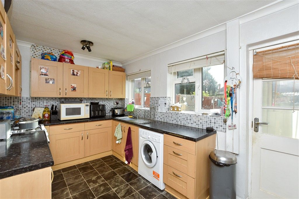 Property photo 3 of 7 Kitchen