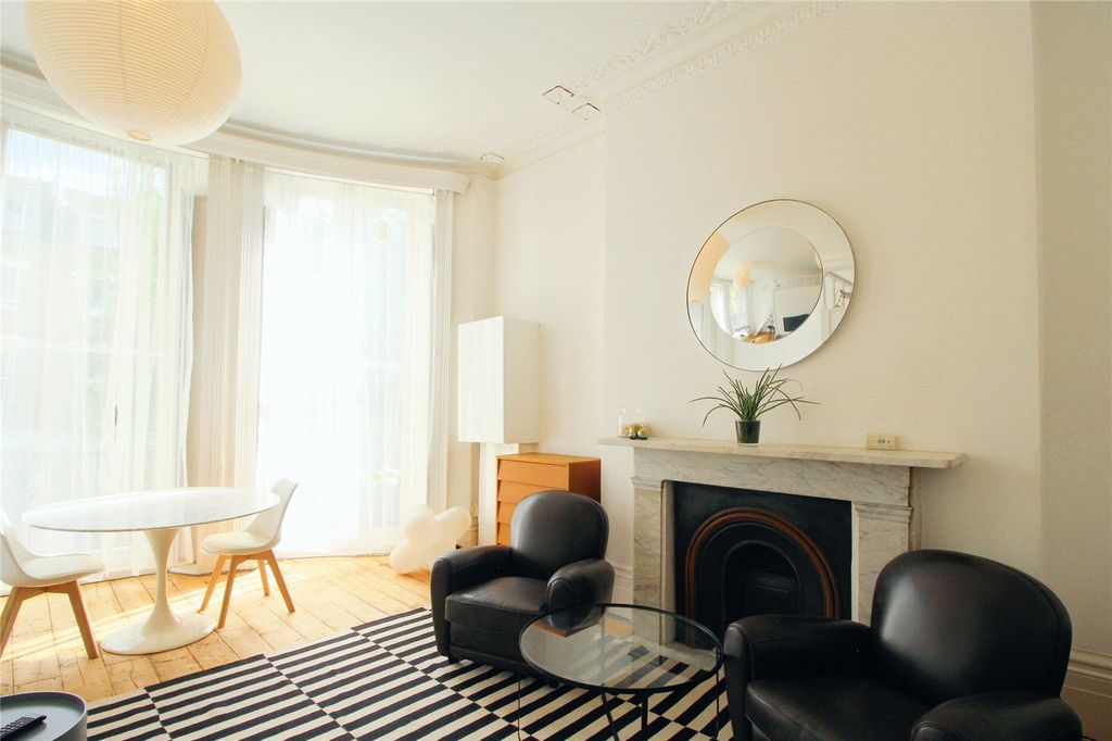 Property photo 1 of 11 Living Room