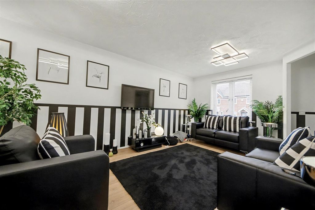 Property photo 3 of 12 Lounge (1).Jpg