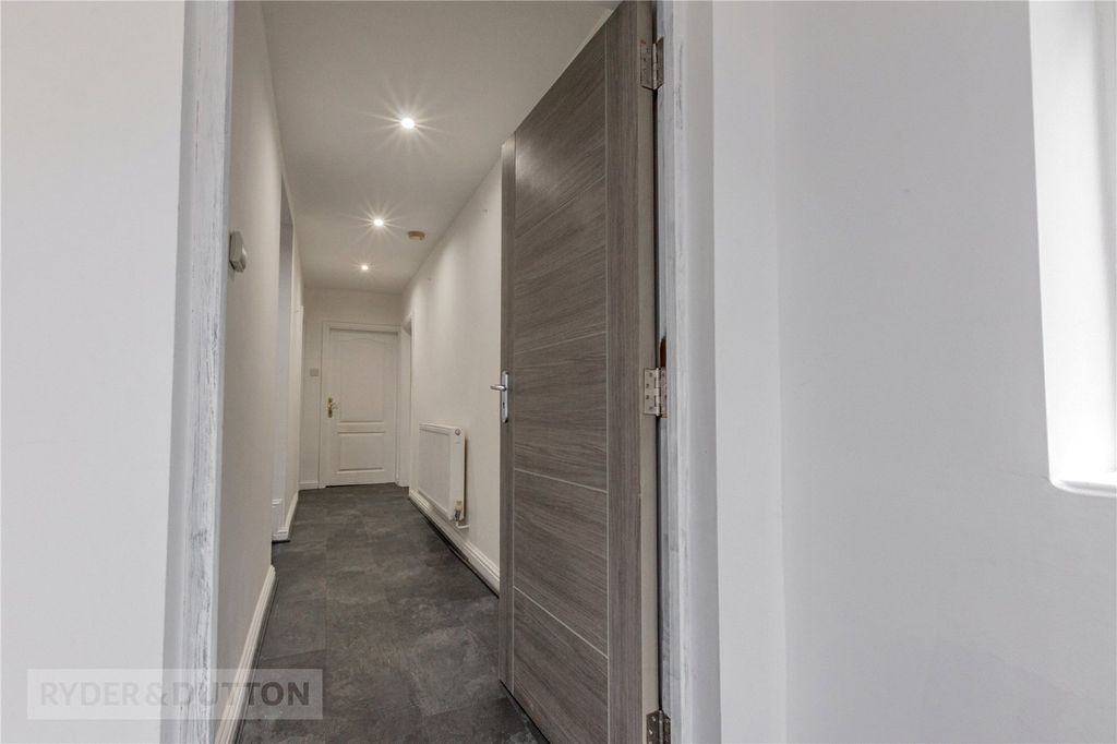 Property photo 3 of 26 Entrance Hall