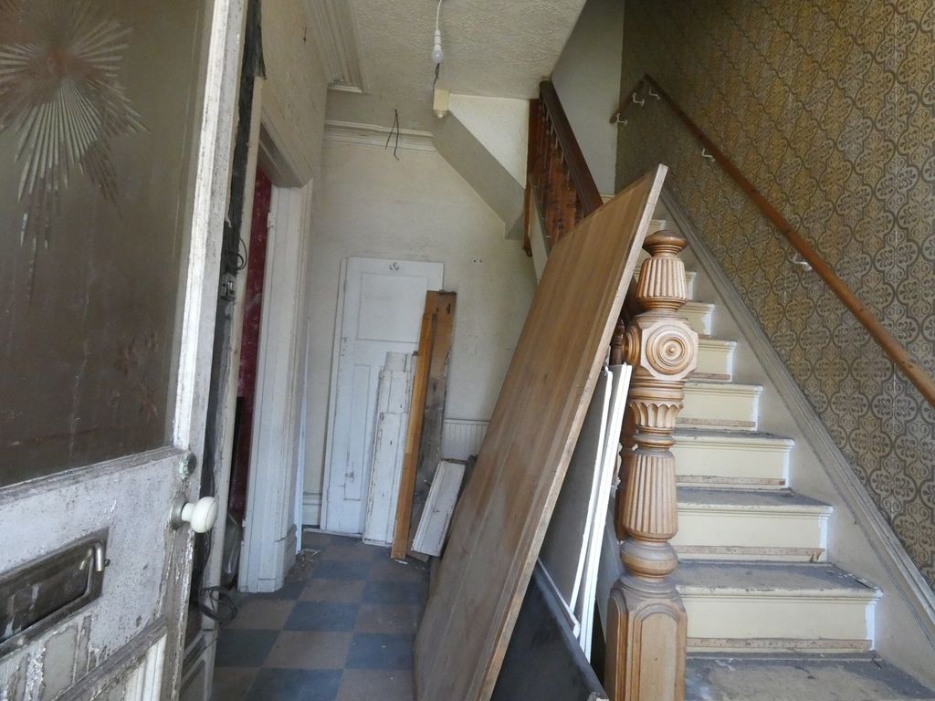 Property photo 2 of 18 Entrance Hallway