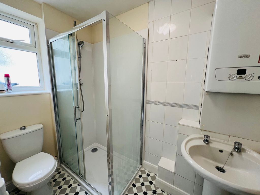 Property photo 2 of 9 Bathroom