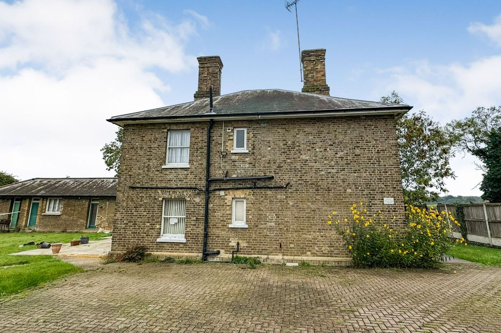 Property photo 2 of 6 Crabbe Farm, 1 Latton Common Road, Harlow, Essex CM18 7Hs