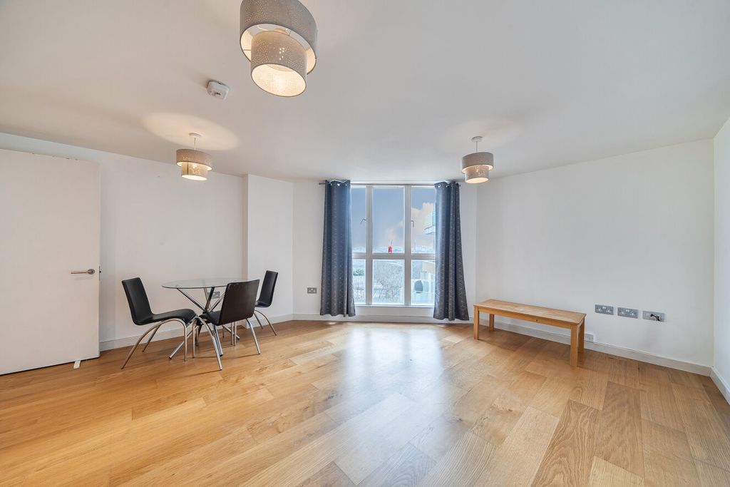 Property photo 3 of 16 1418918-17-699Db7...