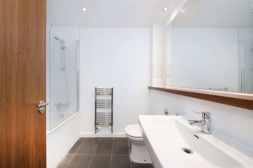 Property photo 3 of 7 Bathroom