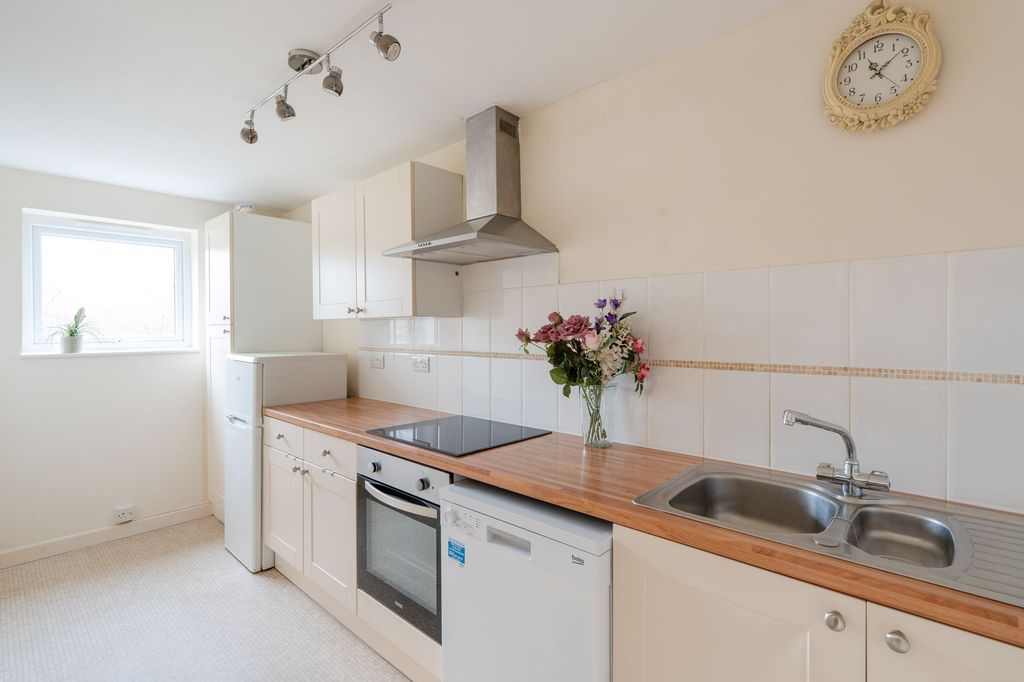 Property photo 3 of 9 Kitchen