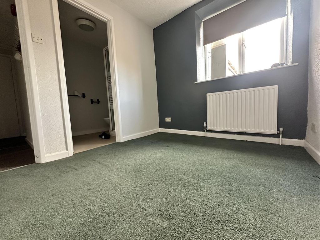 Property photo 3 of 7 Bright Modern Bedroom With Stylish Feature Wall...