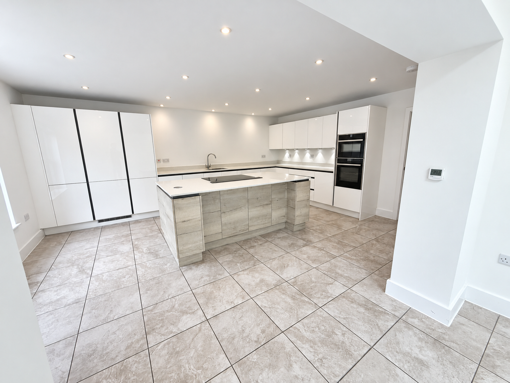 Property photo 3 of 17 Kitchen
