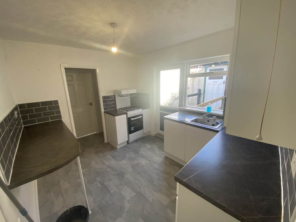 Property photo 2 of 12 Kitchen 2