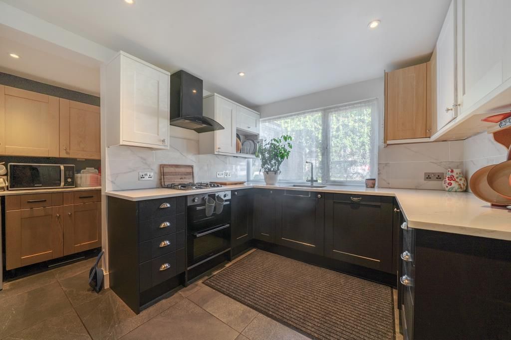 Property photo 3 of 20 Kitchen