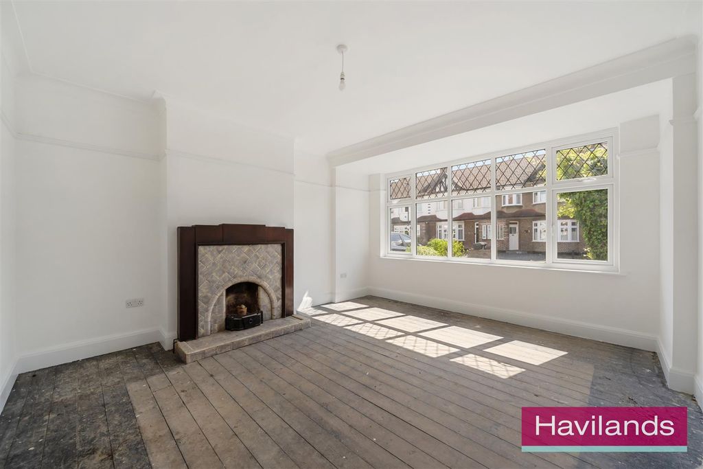 Property photo 2 of 12 Blakesware Gardens-5.Jpg