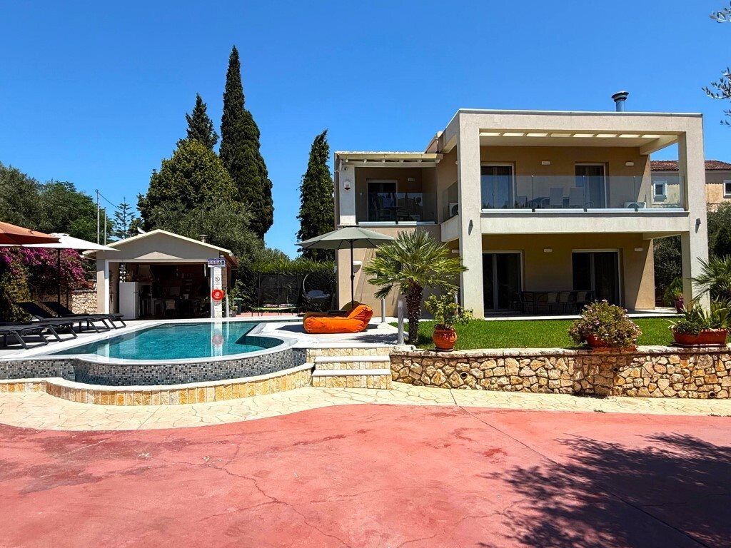 Property photo 1 of 24 For Sale Villa 230 m² In Corfu