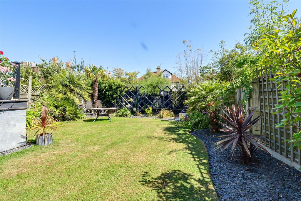 Property photo 2 of 28