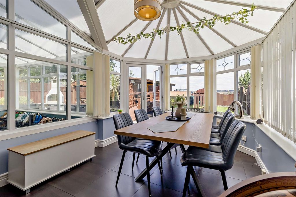 Property photo 2 of 28 Conservatory