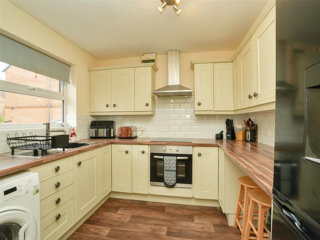 Property photo 3 of 14 Kitchen
