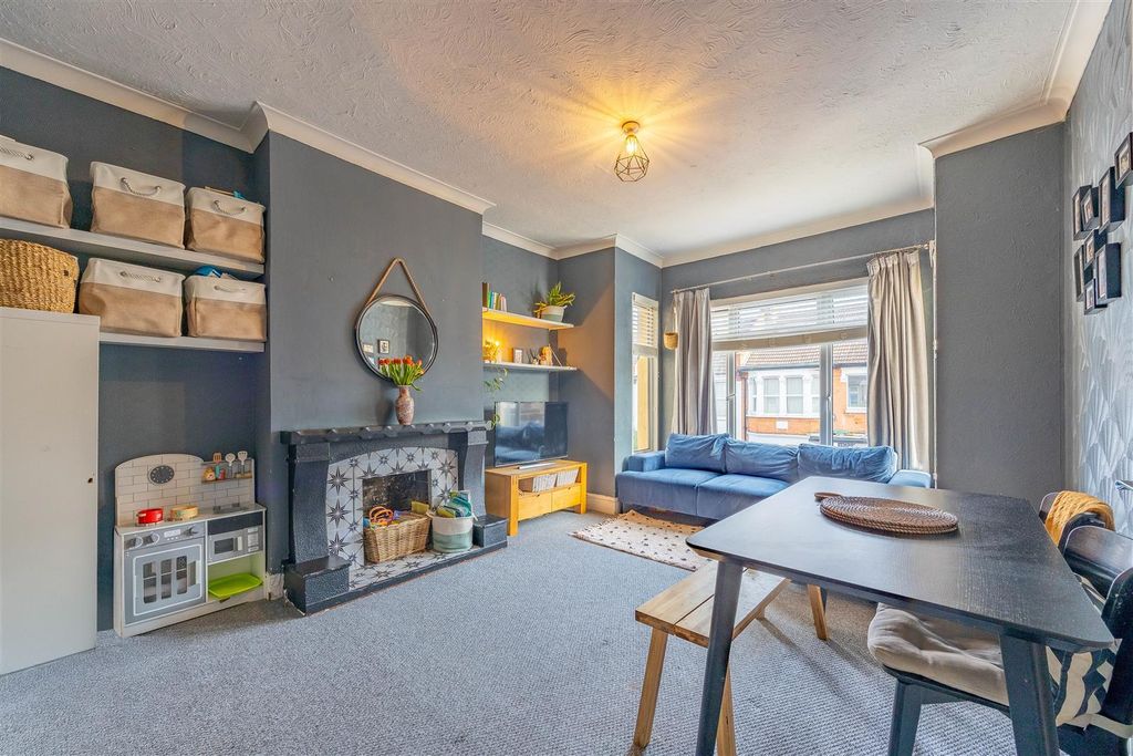 Property photo 2 of 16 Lounge