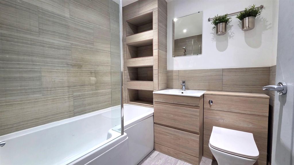 Property photo 2 of 8 Bathroom