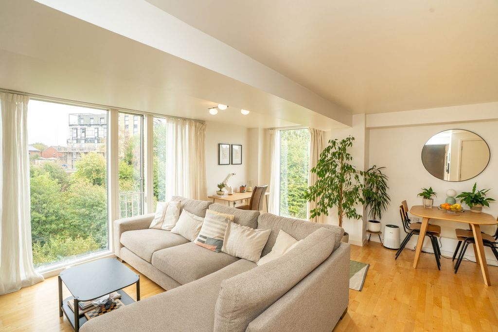 Property photo 1 of 18 F27Saxton17