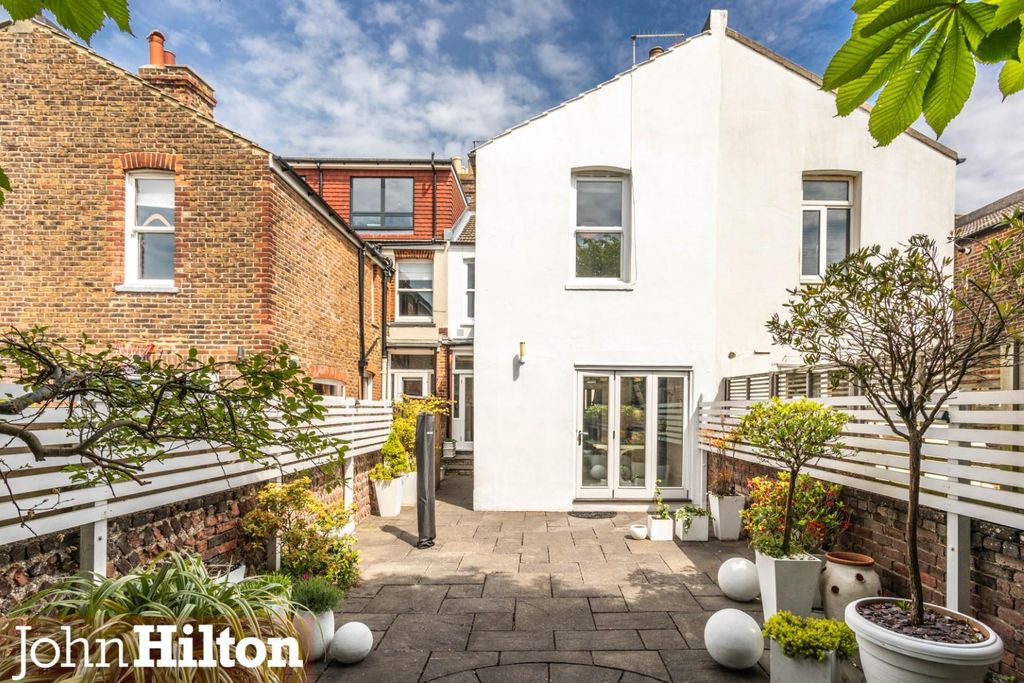 Property photo 2 of 29 Landseer Road64.Jpg