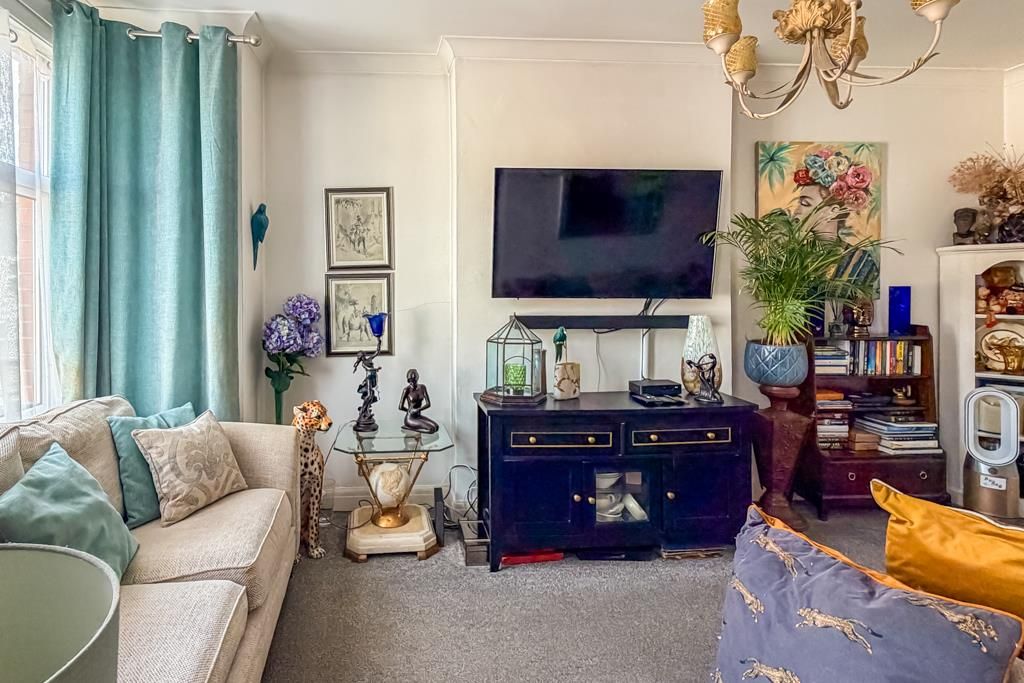 Property photo 3 of 17 Lounge