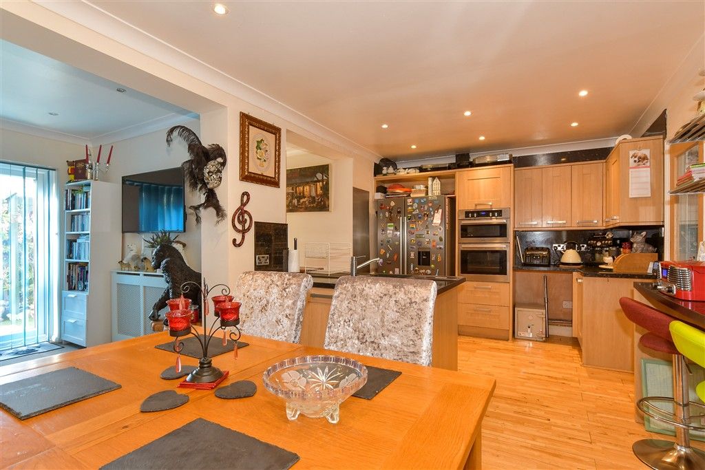 Property photo 2 of 10 Kitchen