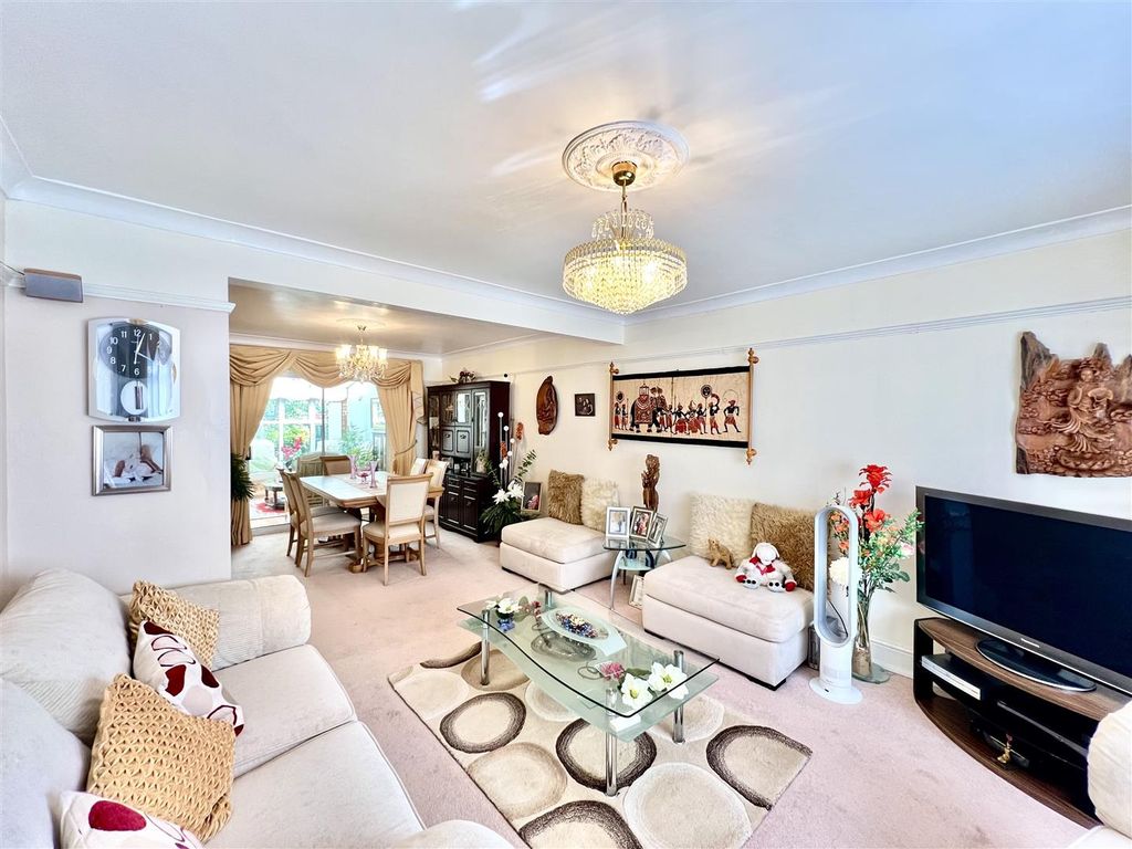 Property photo 3 of 16 Through Lounge