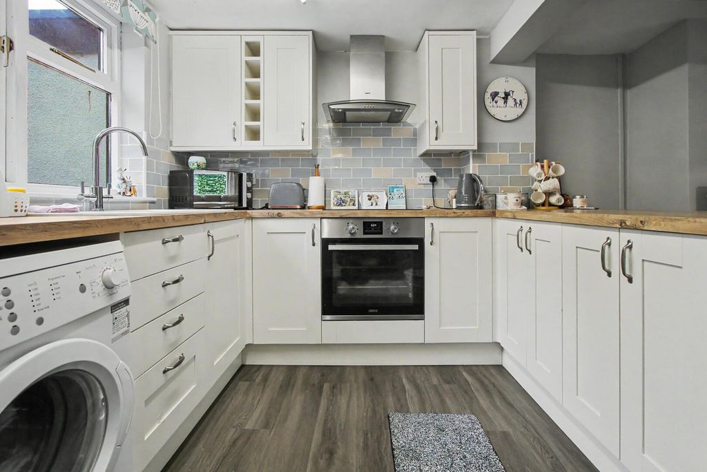 Property photo 2 of 11 Kitchen