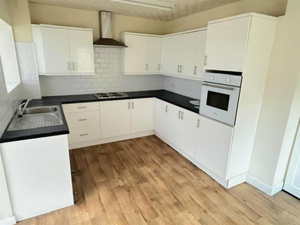 Property photo 3 of 9 Kitchen