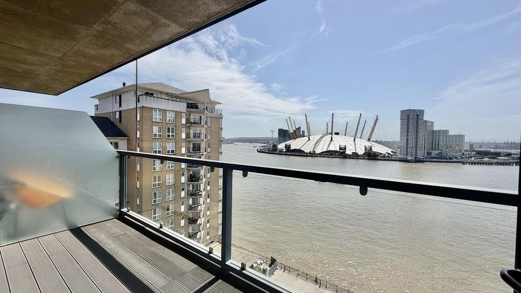 Property photo 1 of 11 Two Bedrooms For Sale Near Canary Wharf