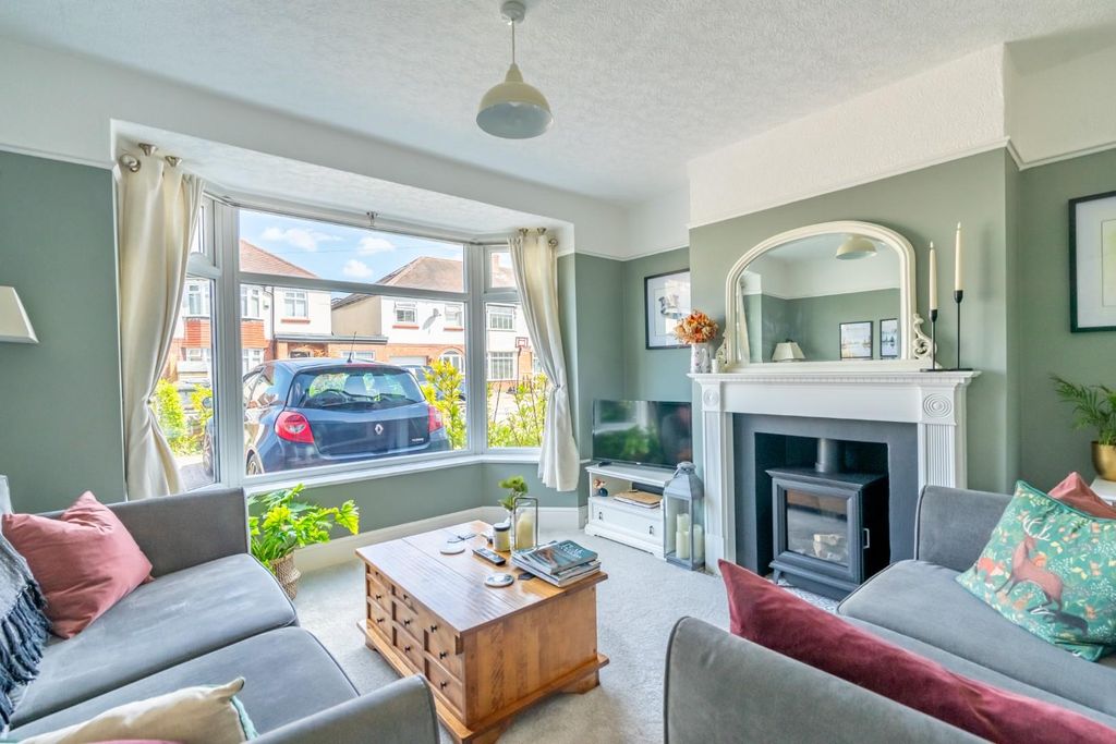 Property photo 2 of 22 Moorgarth Ave (11 Of 28).Jpg