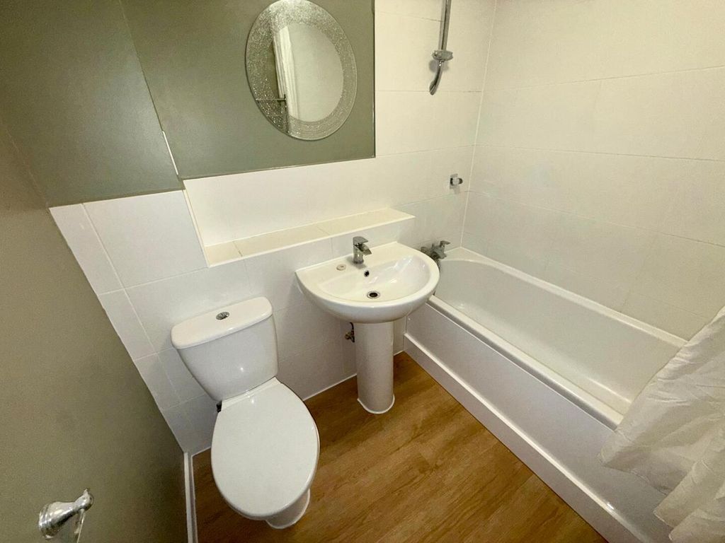 Property photo 3 of 10 Bathroom