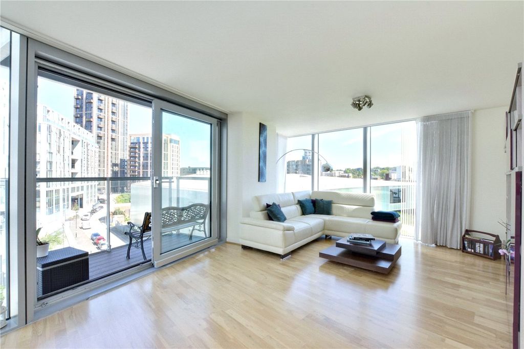 Property photo 2 of 22 Lounge/Balcony