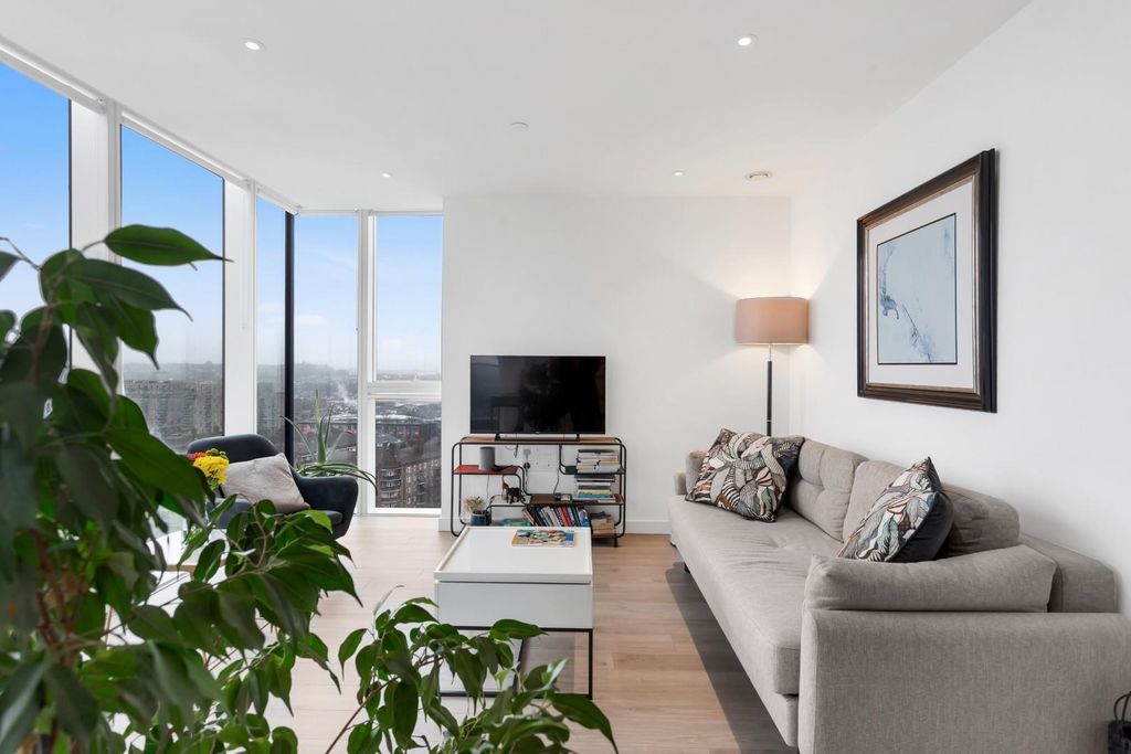 Property photo 3 of 16 Reception